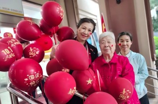 紅旗昭昭迎風展 燕達歡騰迎國慶——燕達長輩剪紙映初心，丹心獻祖國